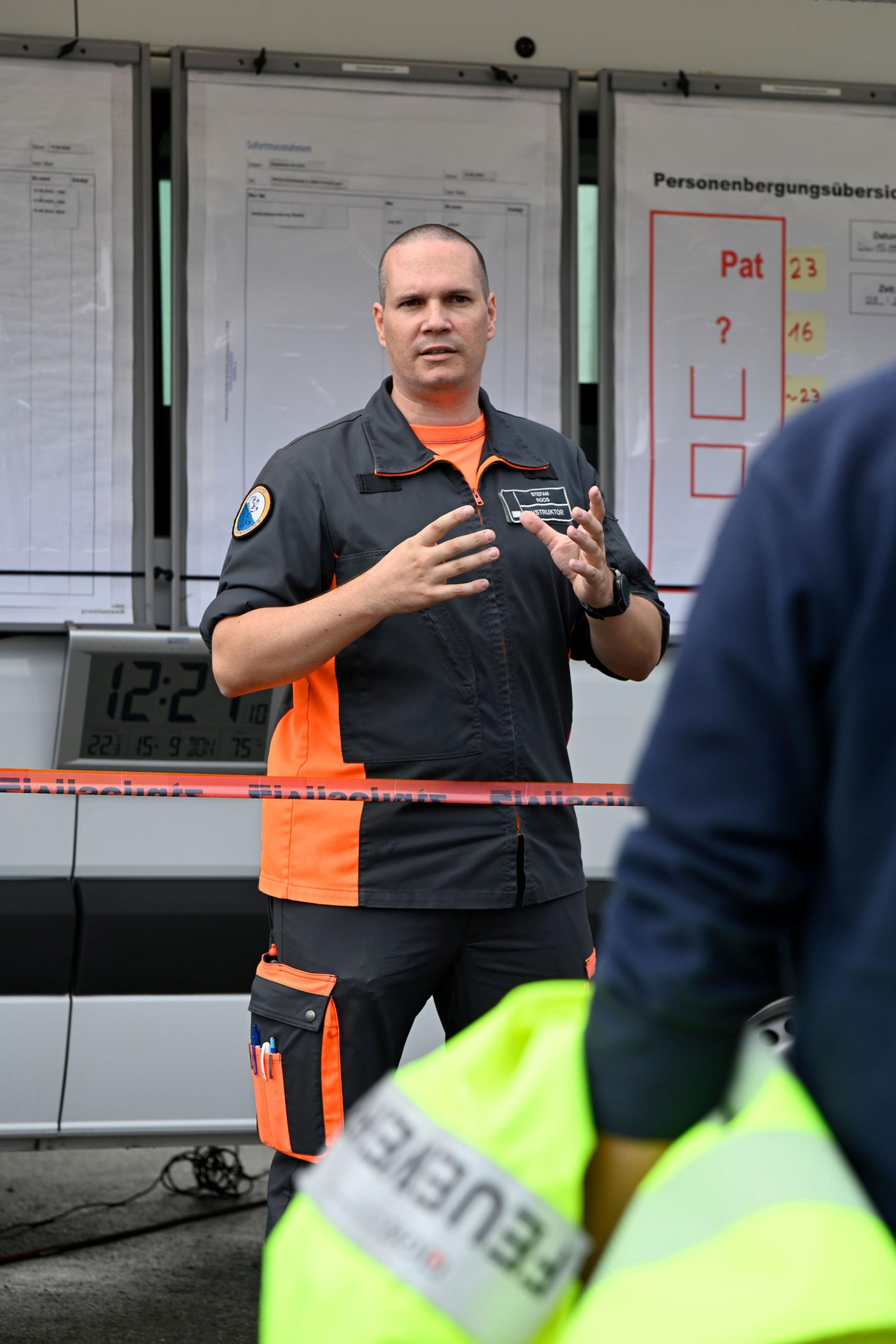 Zivilschutzinstruktor erklärt seinen Fachbereich.