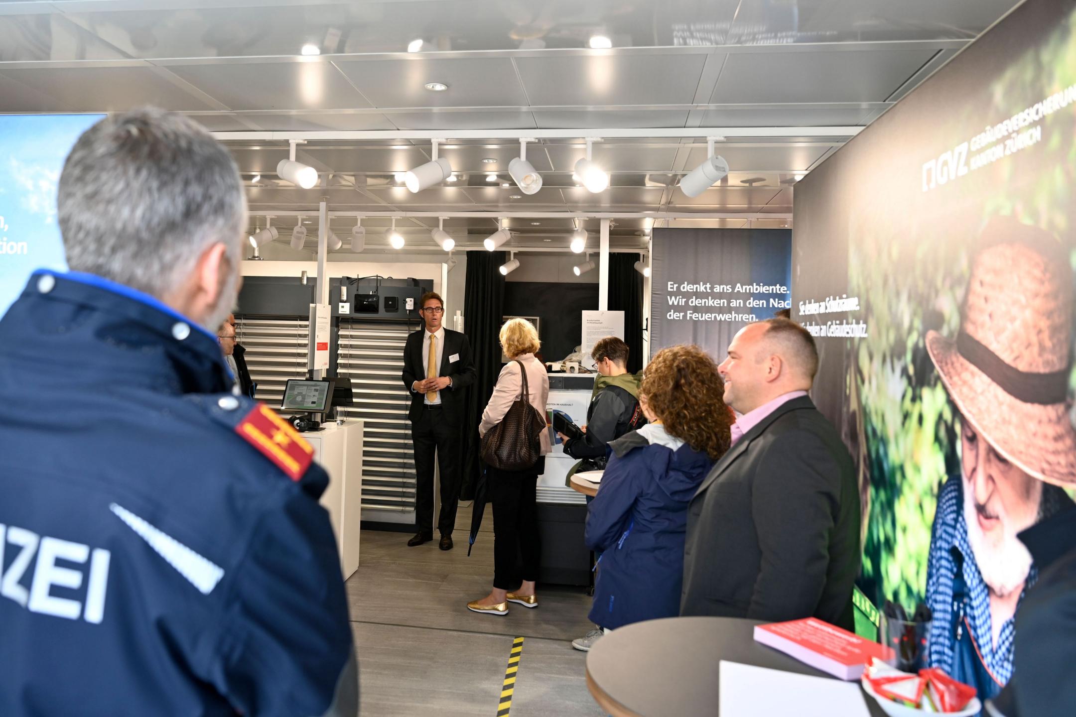 Geführter Rundgang durch das AZA mit Vertretern aus Politik, Zivilschutz, Feuerwehr und Polizei beim Posten der GVZ.