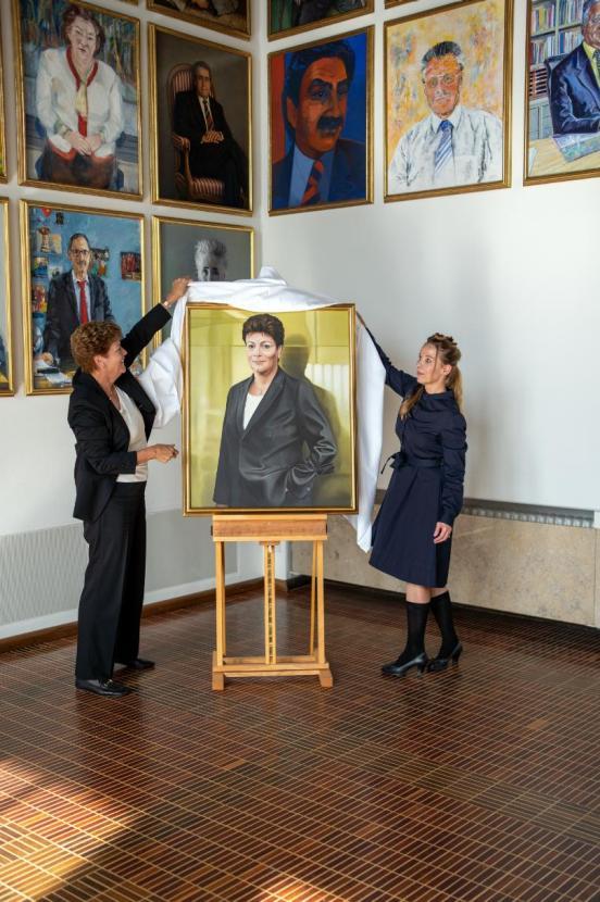 Regierungsrätin und Bildungsdirektorin Silvia Steiner und die Künstlerin Karoline Schreiber enthüllen das Portrait, das an das Präsidialjahr der Bildungsdirektorin (Mai 2020 bis April 2021) erinnert.