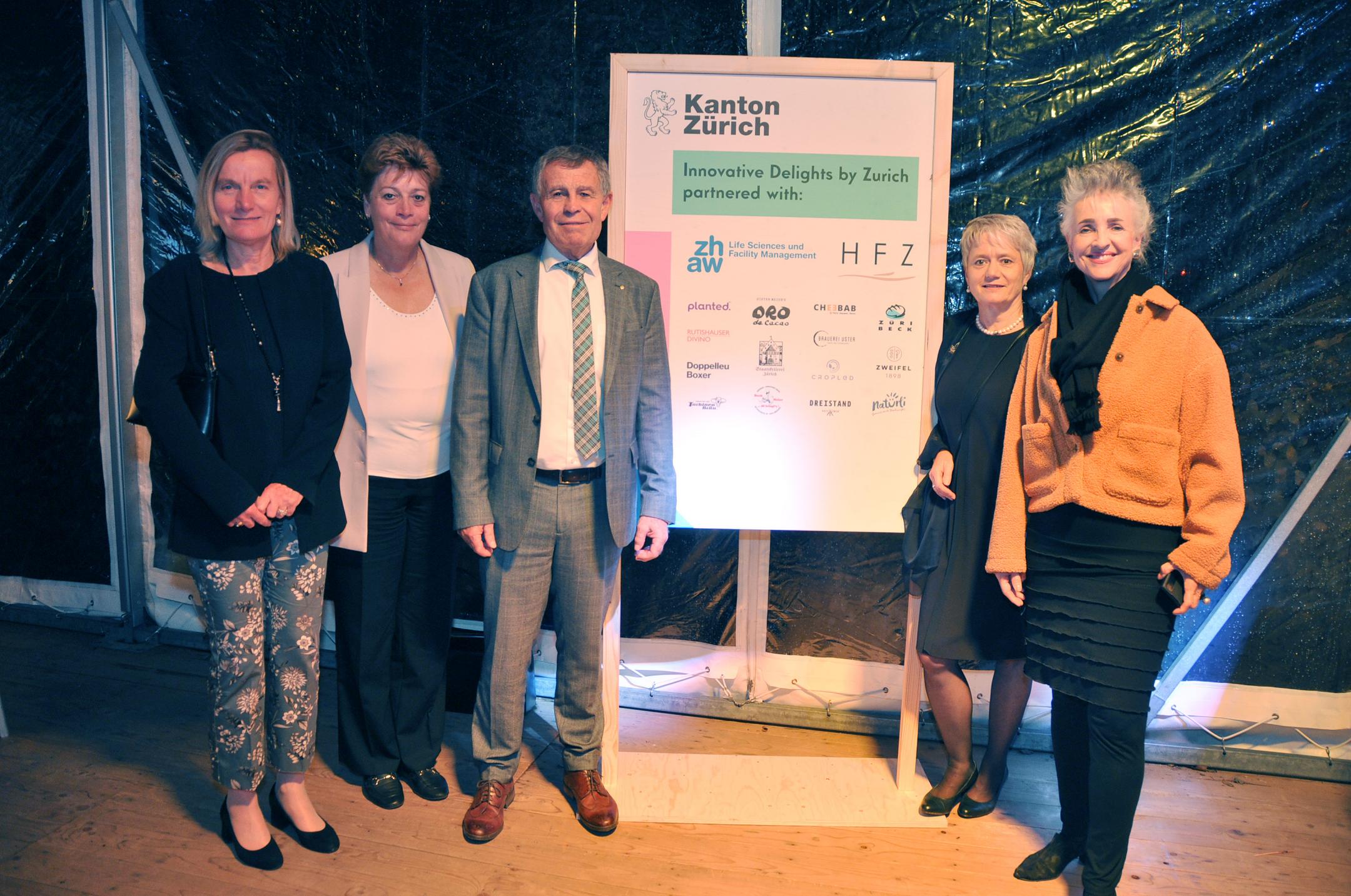 Die Zürcher Regierungsdelegation an der «Soirée Suisse»: Staatsschreiberin Kathrin Arioli, Regierungsrätin Silvia Steiner, Regierungspräsident Ernst Stocker, sowie die Regierungsrätinnen Jacqueline Fehr und Carmen Walker Späh. (v.l.)