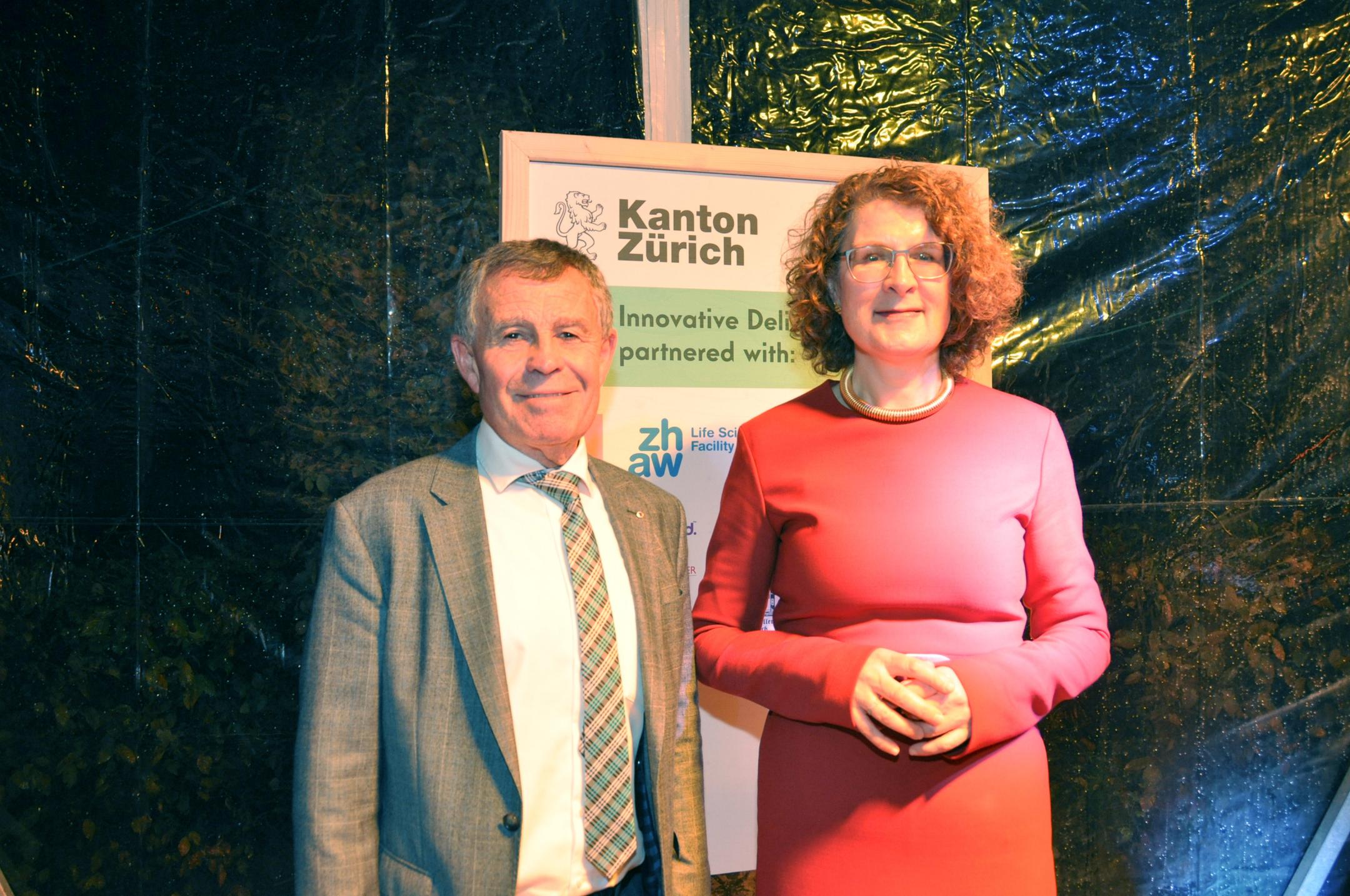 Regierungspräsident Ernst Stocker und Rita Adam, Botschafterin und Chefin der Mission Schweiz bei der EU.