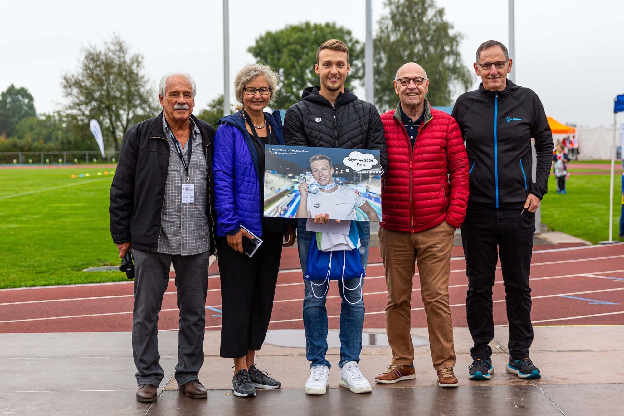 Regierungsrat Mario Fehr und Barbara Thalmann mit EM-Medaillengewinner Antonio Djakovic.