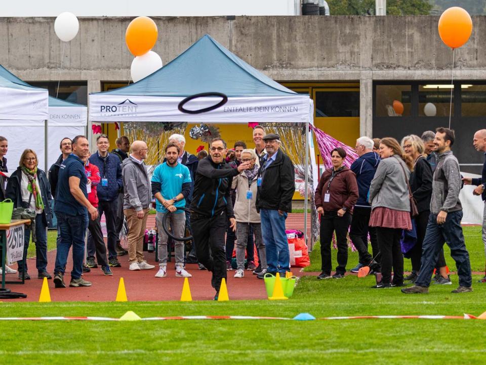 Regierungsrat Mario Fehr beim LC Uster am Zürcher Sportfest.