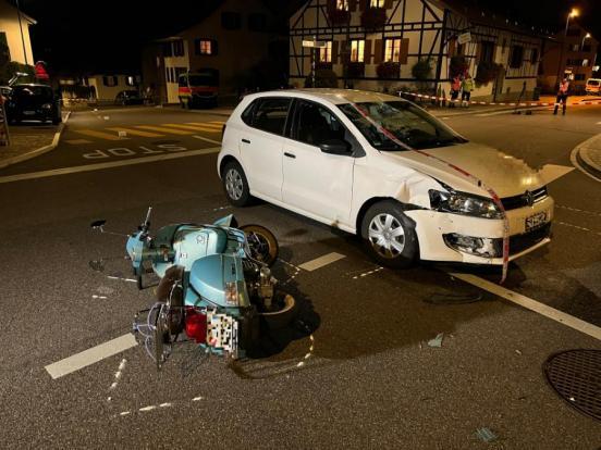 Kollisionsendstellung, das Motorrad liegt neben dem Auto