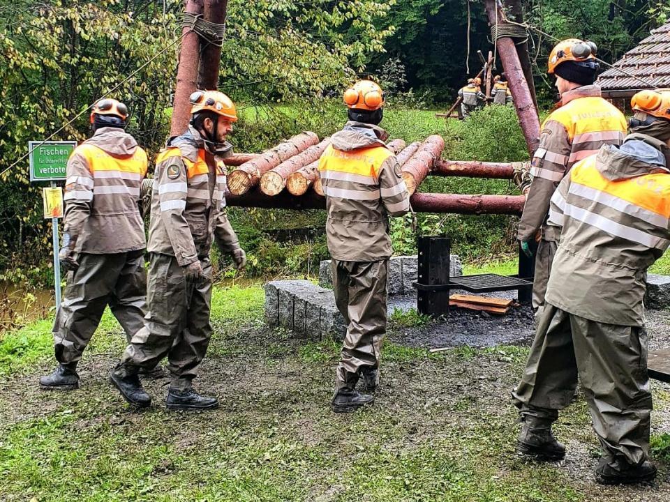 Zivilschutzangehörige der ZSO Zimmerberg beim Erstellen einer Hilfskonstruktion