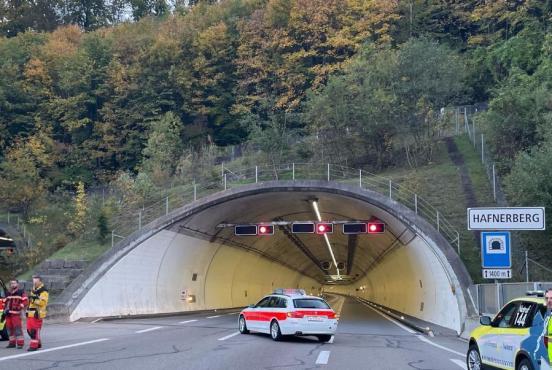 Polizeifahrzeug vor gesperrtem Tunnelportal