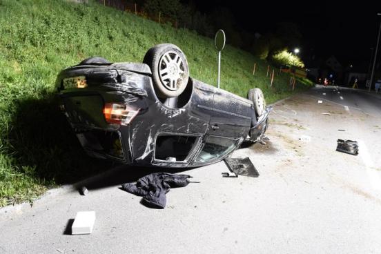 Verunfallter Personenwagen liegt am Wiesenbord auf dem Dach