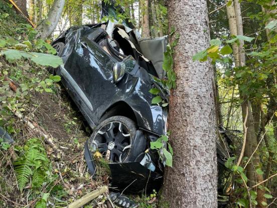 Stark beschädigtes Unfallfahrzeug in Endlage in Wald