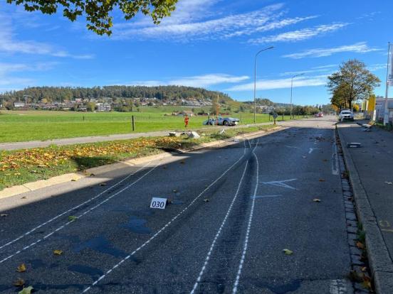 Schleuderspuren auf der Strasse nach einem Selbstunfall mit einem Personenwagen