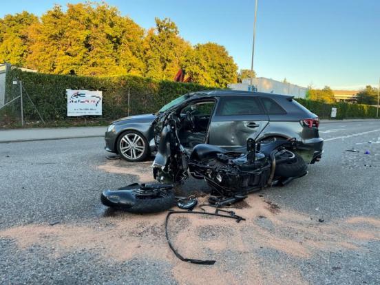 Das völlig demolierte Motorradliegt auf der linken Seite des Autos. Beim Auto fehlt die Fahrertüre, diese musste zum Retten der Fahrerin abmontiert werden.