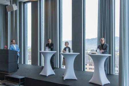 Regierungsrat Mario Fehr, Regierungsrätin Jacqueline Fehr und Regierungsrat Martin Neukom an der Einweihung.