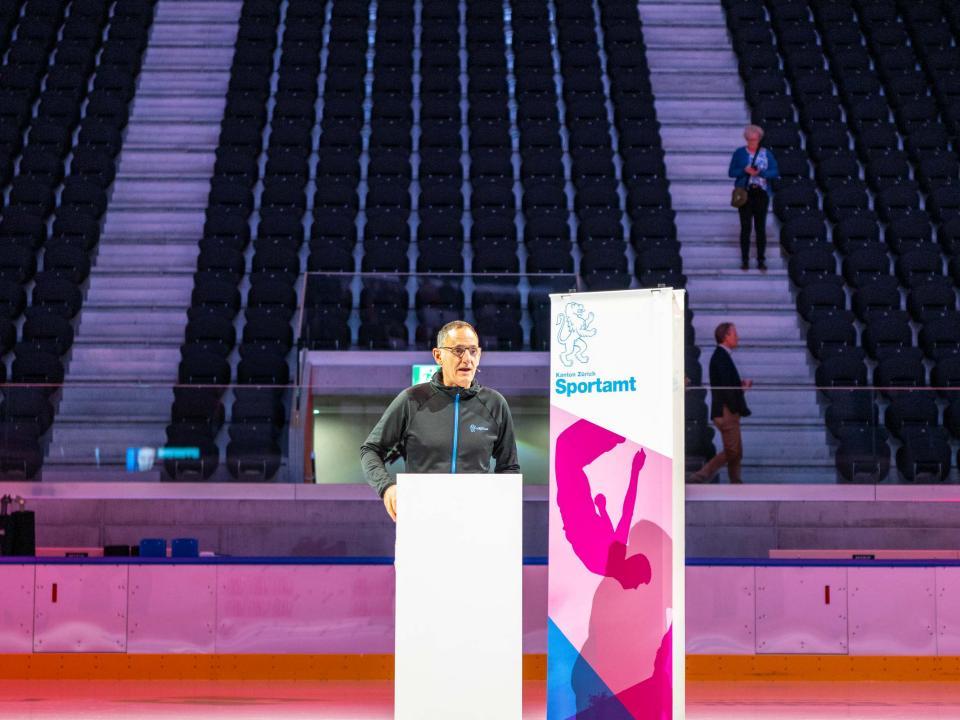 Regierungsrat Mario Fehr begrüsst die rund 700 J+S-Leitenden auf dem Eis der ZSC Lions.