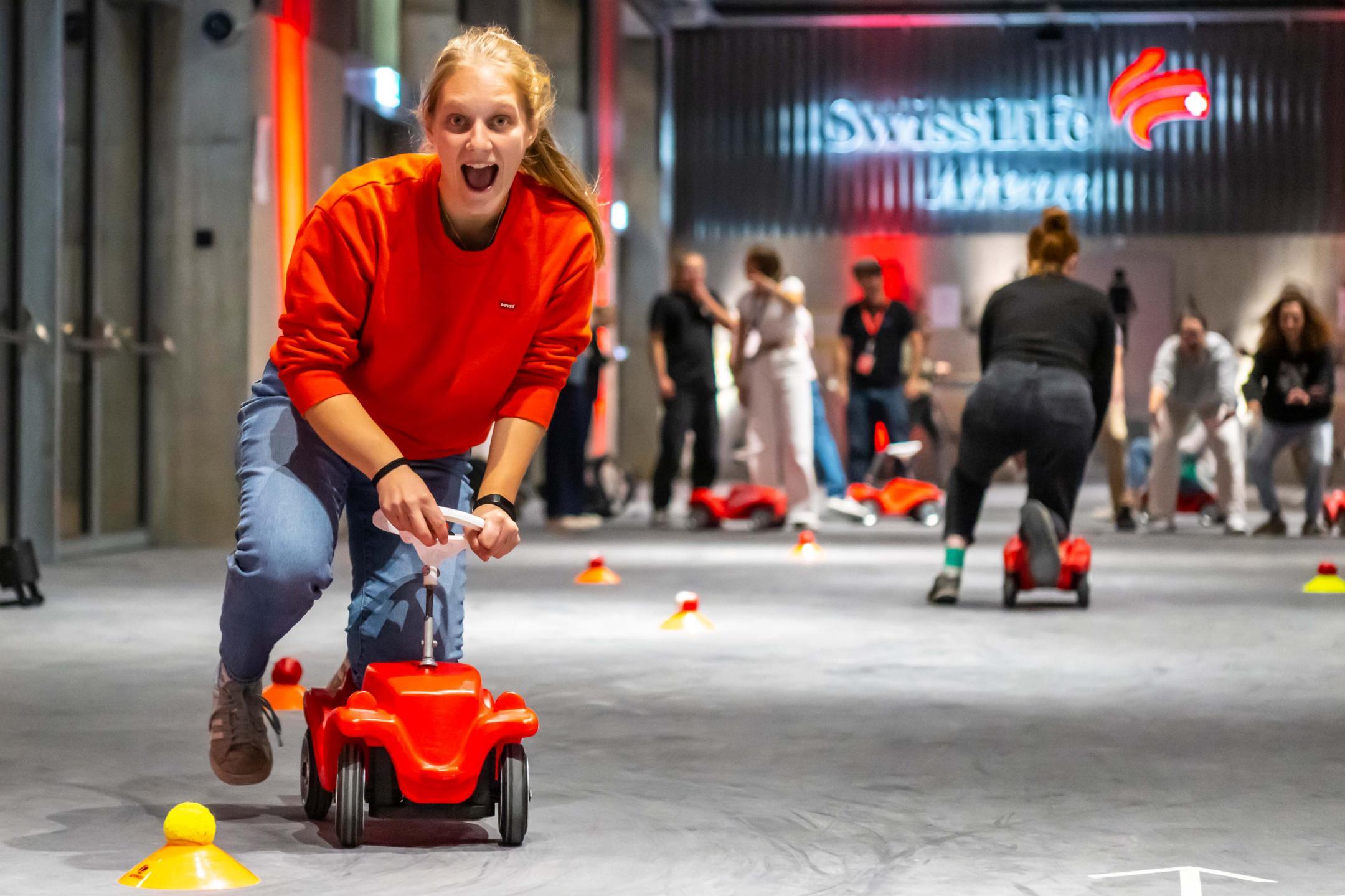 Die Leiterteams feierten gemeinsam den Abend mit zahlreichen Aktivitäten, hier Bobby-Car-Rennen, Führungen durch die Arena, Eisdisco und Essen im Business Club.
