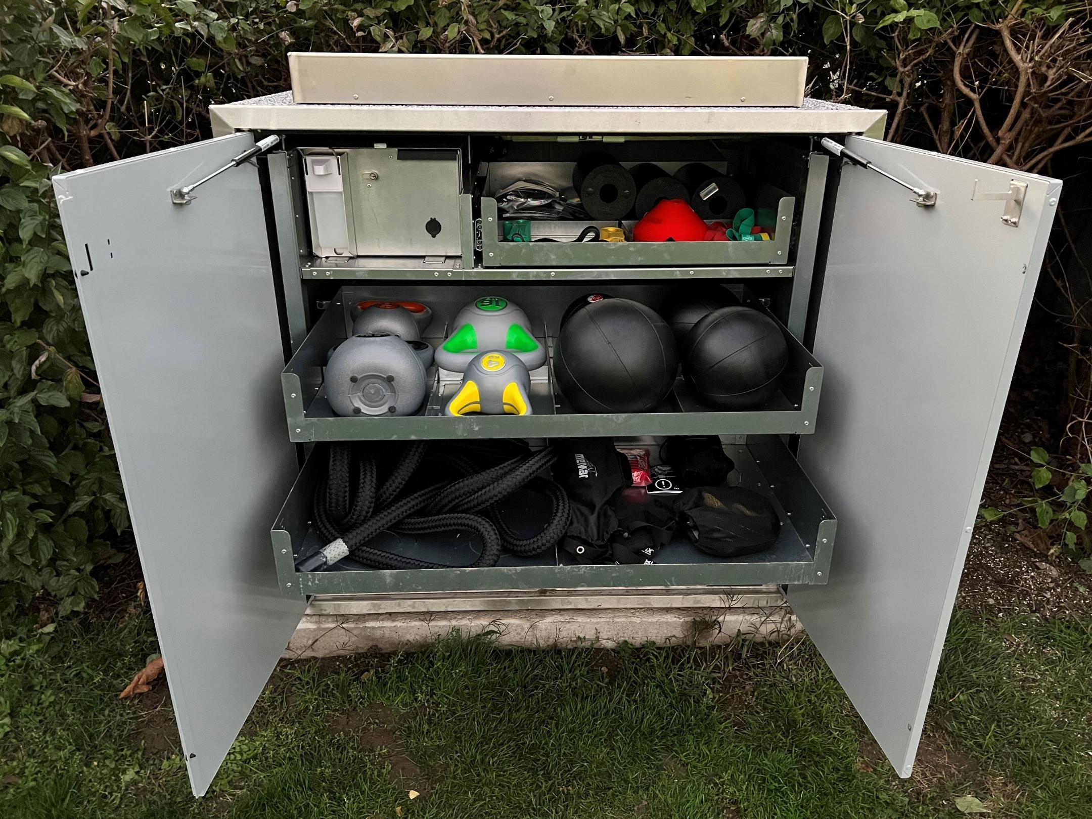 Die SportBox enthält diverses Sportmaterial für Fitnesstraining im Freien.