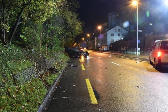 Stark beschädigtes Auto auf dem Dach liegend