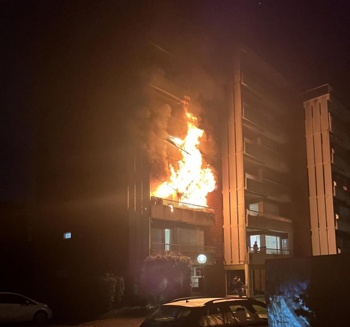 Feuer dringt aus Wohnung im zweiten Obergeschoss eines Mehrfamilienhauses