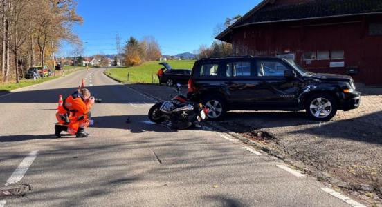 Polizist fotografiert die Unfallfahrzeuge