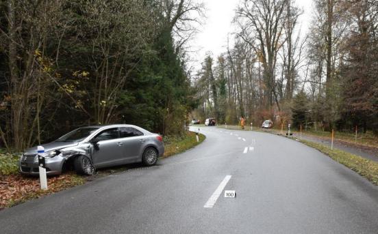 Zwei stark beschädigten Autos in einem Waldgebiet nach einem Verkehrsunfall