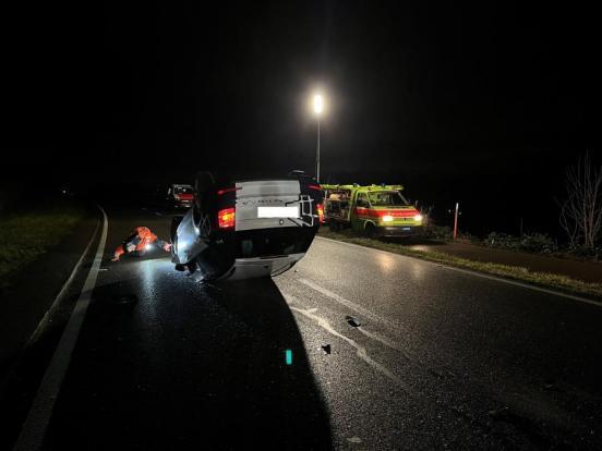 Unfallfahrzeug auf dem Dachliegend und stark beschädigt