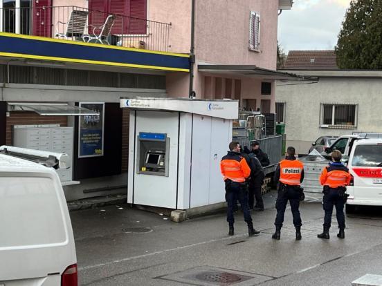 Geldautomat vor Verkaufsgeschäft