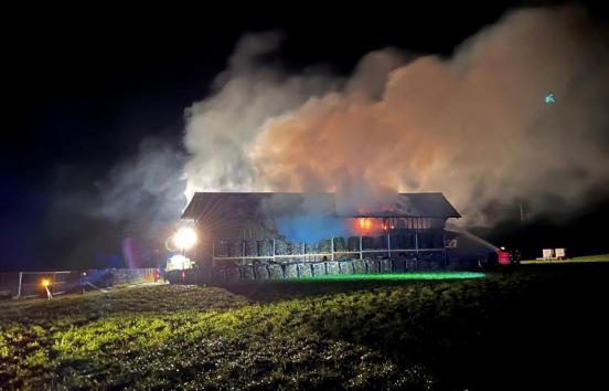 Aus einer freistehenden Scheune dringt viel Rauch und es sind Flammen zu sehen