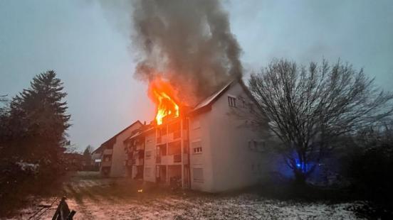 Feuer lodert aus dem Dachgeschoss