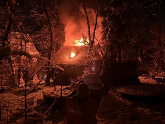 Flammen lodern aus dem Dach des kleinen Hauses