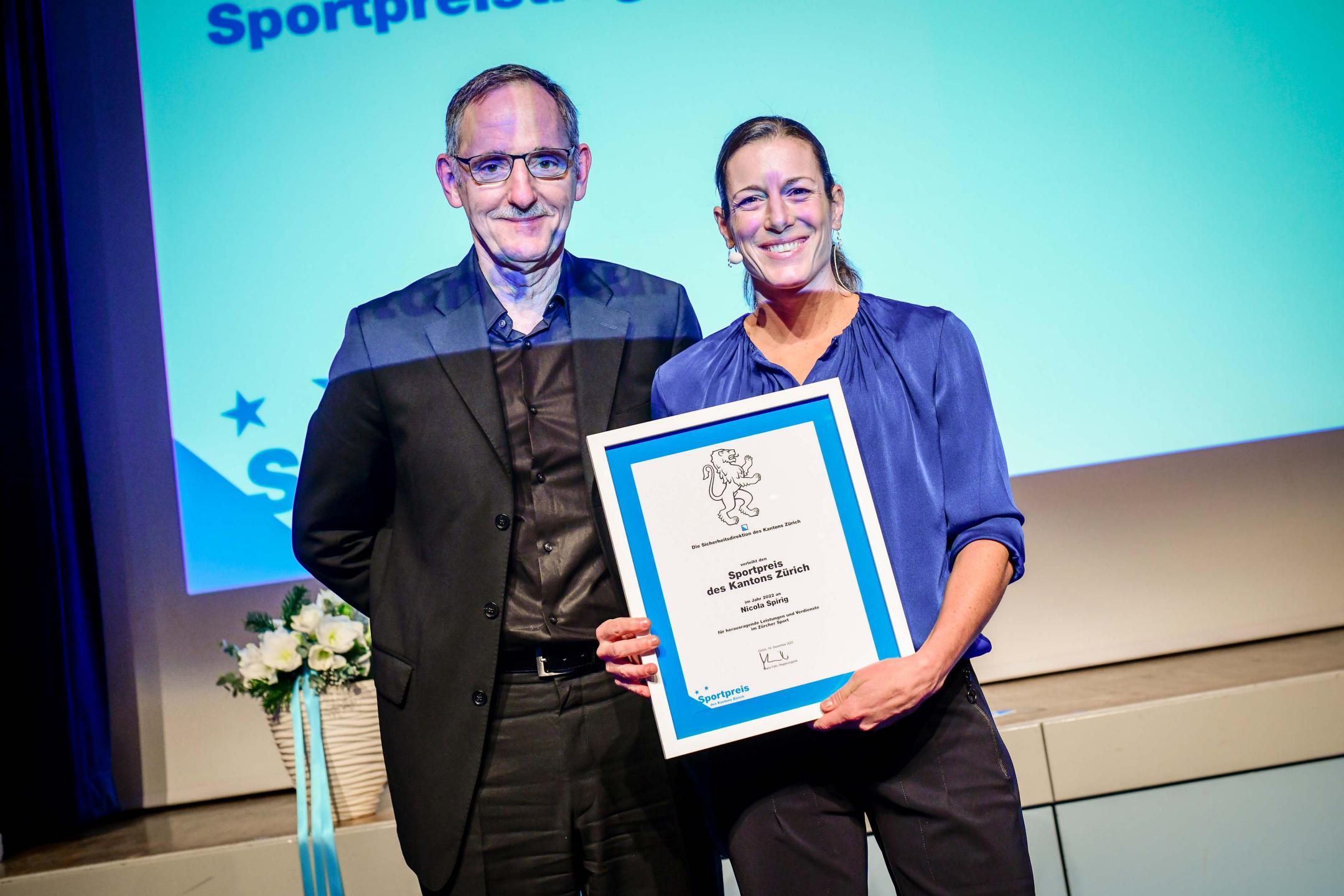 Nicola Spirig erhaelt von Mario Fehr den Sportpreis des Kanton Zuerich, am Montag, 19. Dezember, 2022, in Bachenbuelach. (Melanie Duchene)DIE BILDER DUERFEN NUR DEN VERARBEITEN ZWECK GEBRAUCHT WERDEN, WEITERE NUTZUNGEN SIND MIT DER FOTOGRAFIN, MELANIE DUCHENE ABZUKLAEREN.