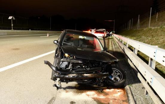 Das beschädigte Fahrzeug steht an der Leitplanke auf dem Pannenstreifen