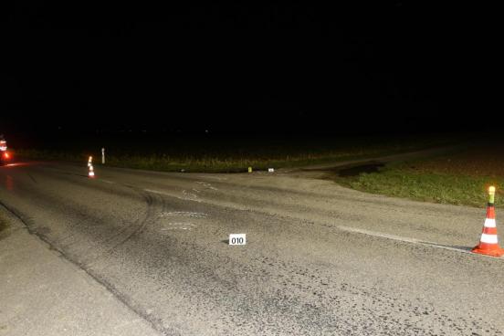 Unfallstelle auf Strasse mit Kreidemarkierungen der Spuren