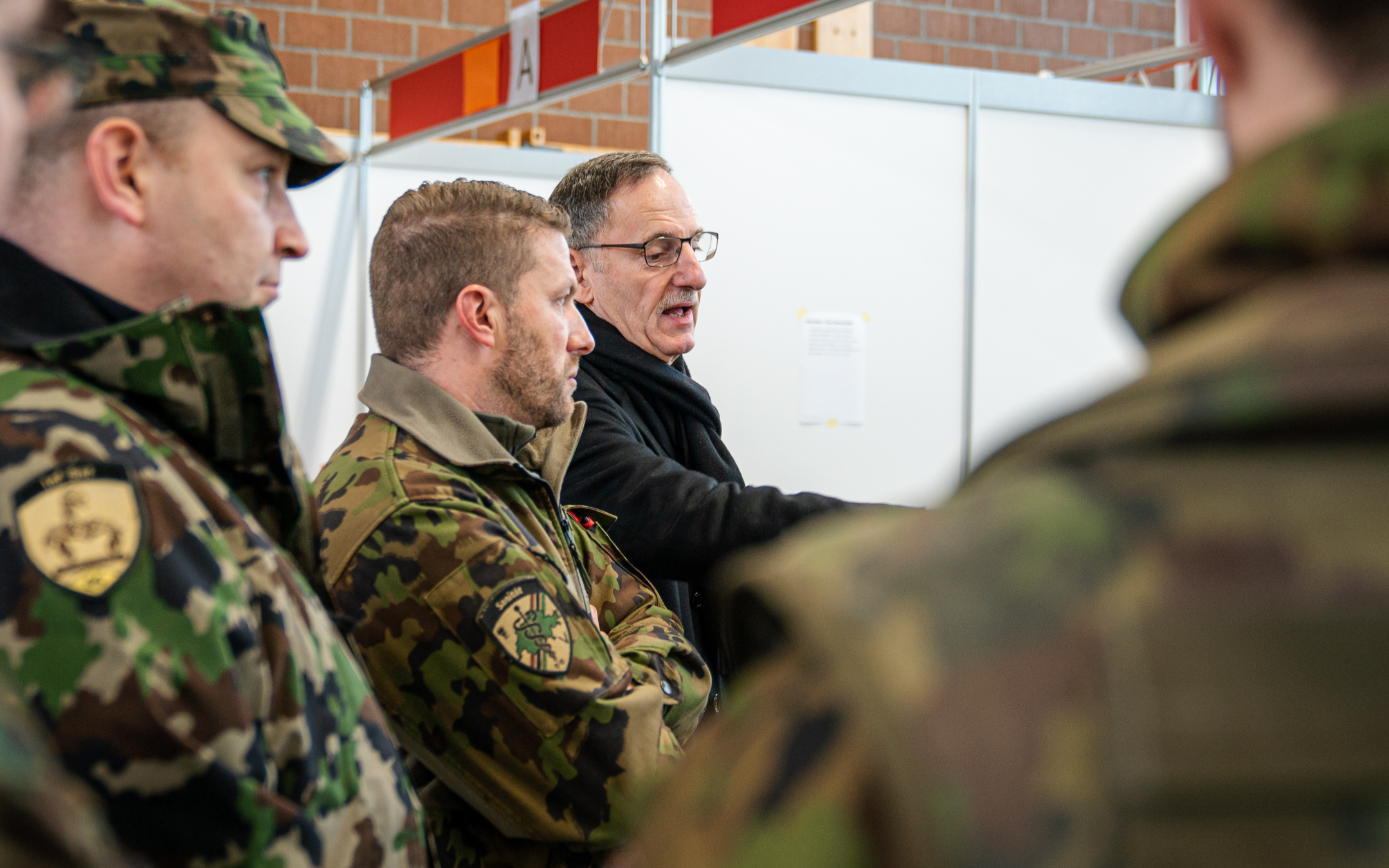 Regierungsrätin Carmen Walker Späh und Regierungsrat Mario Fehr haben heute das Infanteriebataillon 65 im Einsatz in Davos besucht