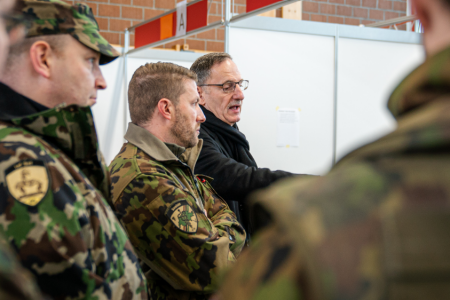 Regierungsrätin Carmen Walker Späh und Regierungsrat Mario Fehr haben heute das Infanteriebataillon 65 im Einsatz in Davos besucht