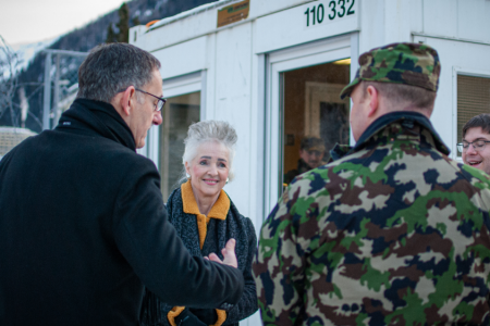 Regierungsrätin Carmen Walker Späh und Regierungsrat Mario Fehr haben heute das Infanteriebataillon 65 im Einsatz in Davos besucht