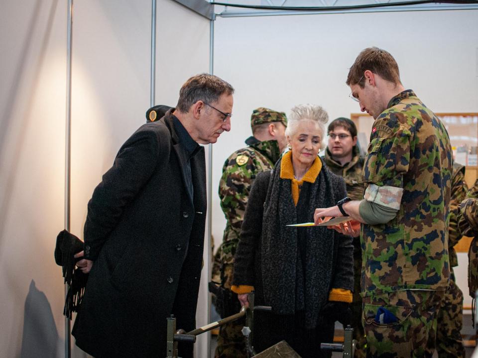 Regierungsrätin Carmen Walker Späh und Regierungsrat Mario Fehr haben heute das Infanteriebataillon 65 im Einsatz in Davos besucht