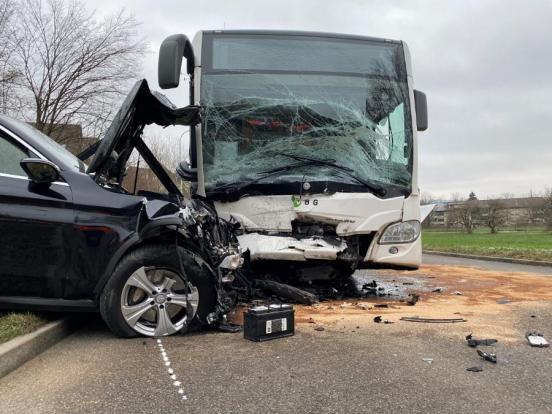 beschädigtes Auto und Linienbus nach Verkehrsunfall auf Strasse