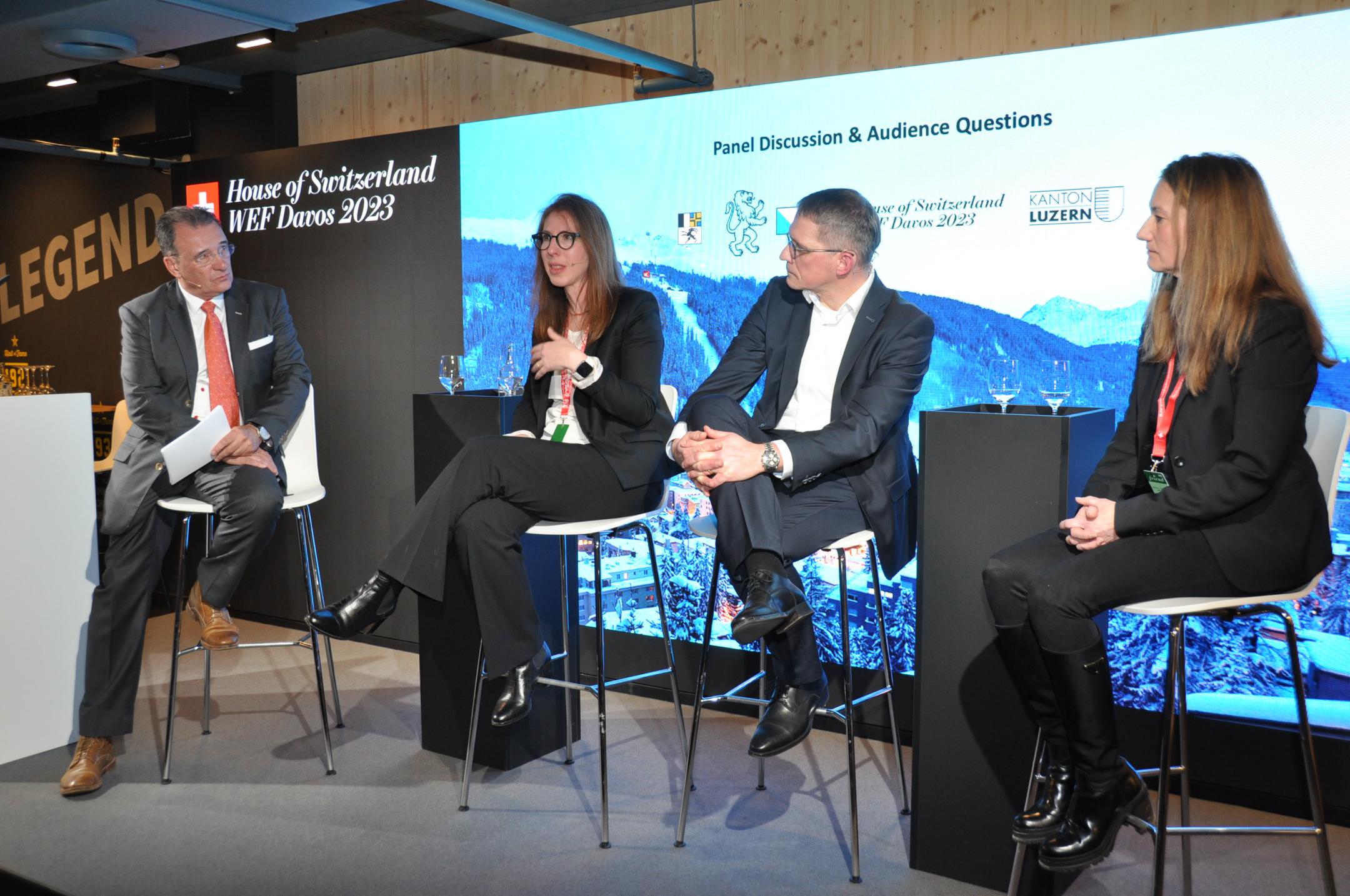 Paneldiskussion mit Felix Sutter, Moderator, Michal Meidan, Oxford Institut for Energy Studies, Patrik Meli, MAN, Barbara Frei, Schneider Electric