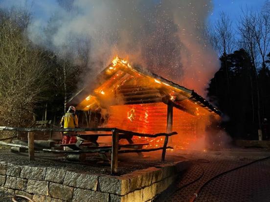 Waldhütte in Vollbrand