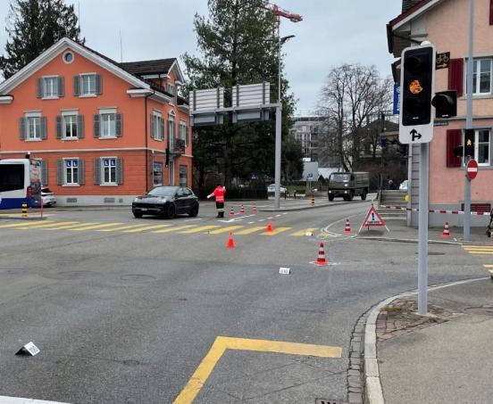 Unfallstelle mit Spurensicherung der Kantonspolizei Zürich