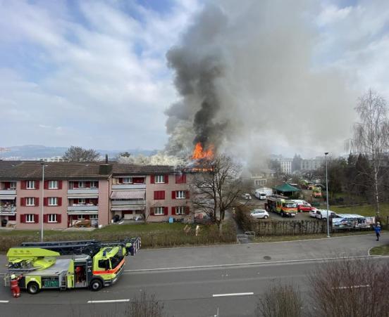 Brand eines Mehrfamilienhauses