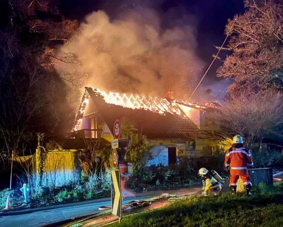Dachstock eines Einfamilienhauses brennt