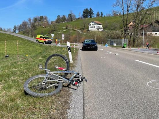 Fahrrad und Auto auf Einsiedlerstrasse nach Unfall