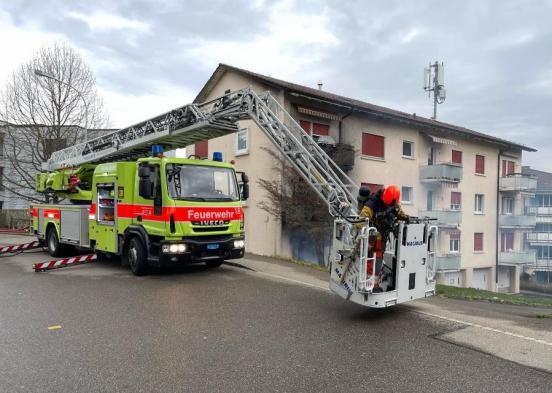 Autodrehleiter der Feuerwehr vor dem Brandobjekt
