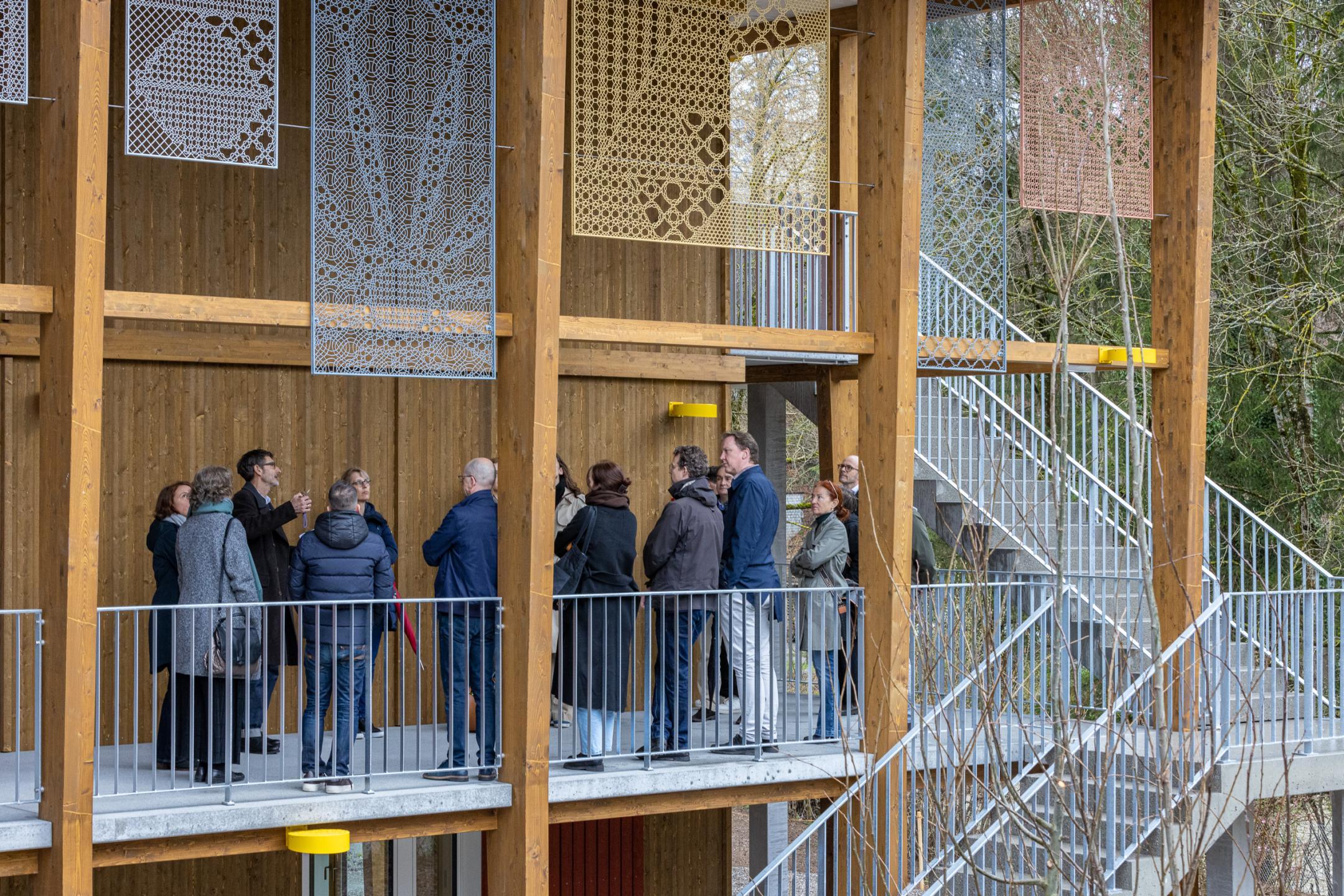 Interessierte Besuchende auf dem geführten Rundgang durch das neue Durchgangszentrum