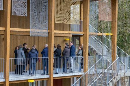 Interessierte Besuchende auf dem geführten Rundgang durch das neue Durchgangszentrum