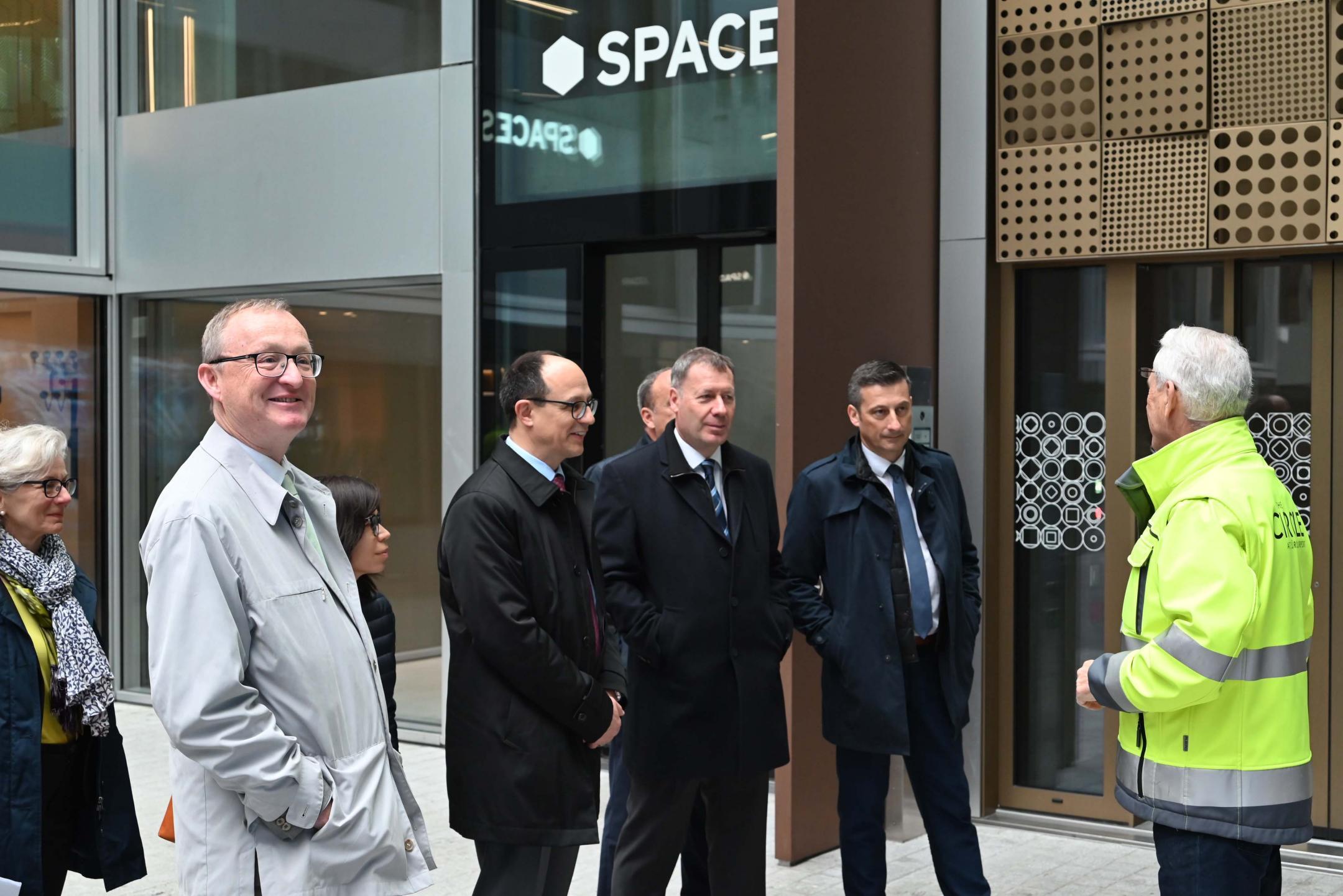 Mitglieder der KdK besichtigen den Circle am Flughafen Zürich