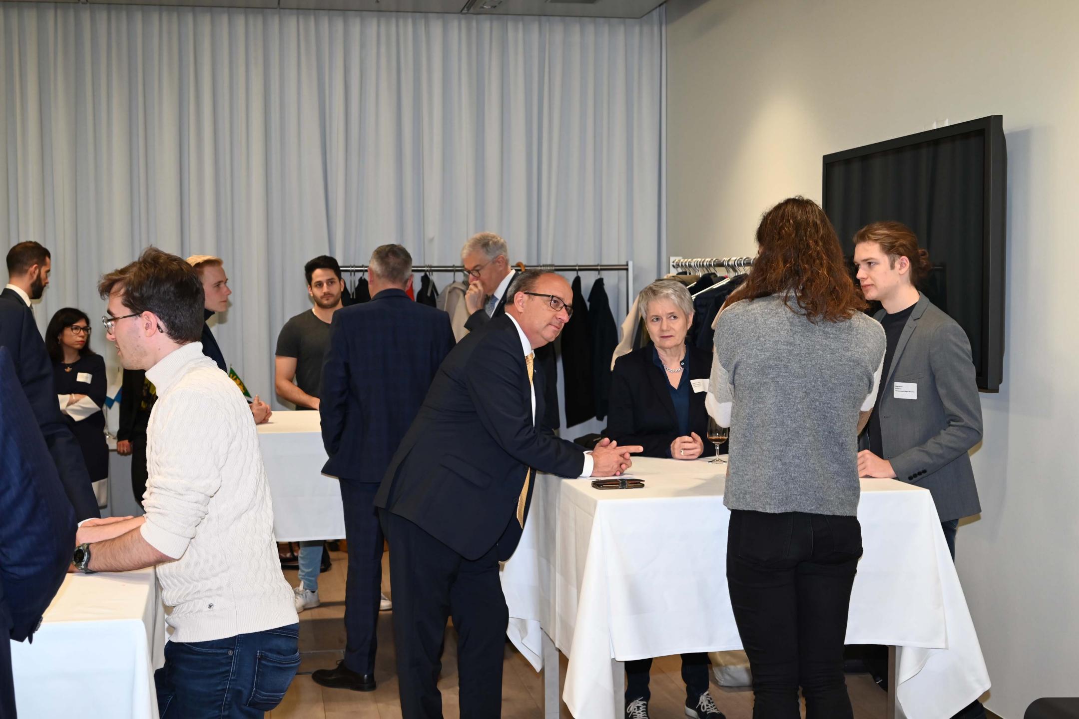 Jungpolitikerinnen und -politiker unterhalten sich mit Mitgliedern der KdK