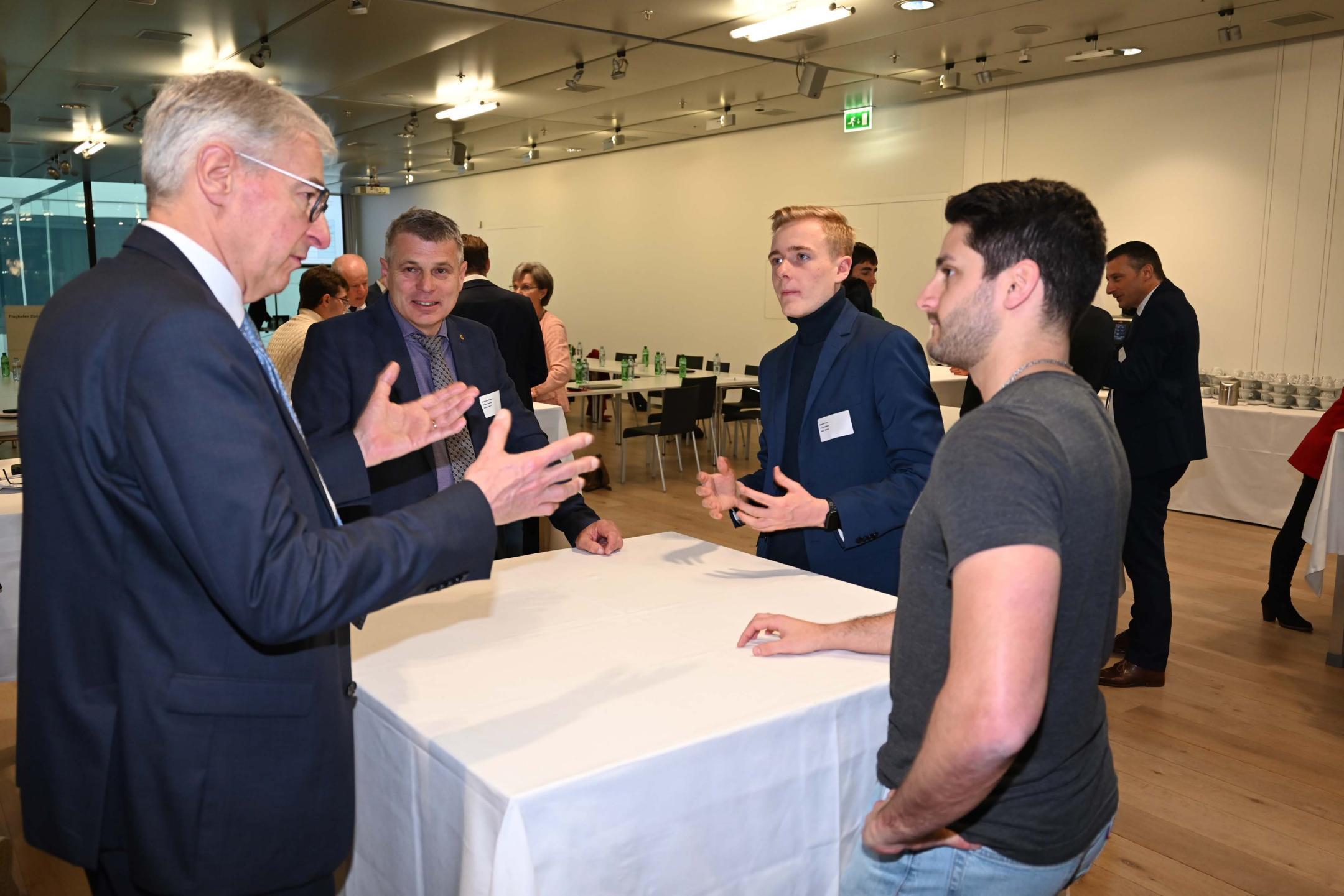 Jungpolitiker diskutieren mit Vertretern der KdK