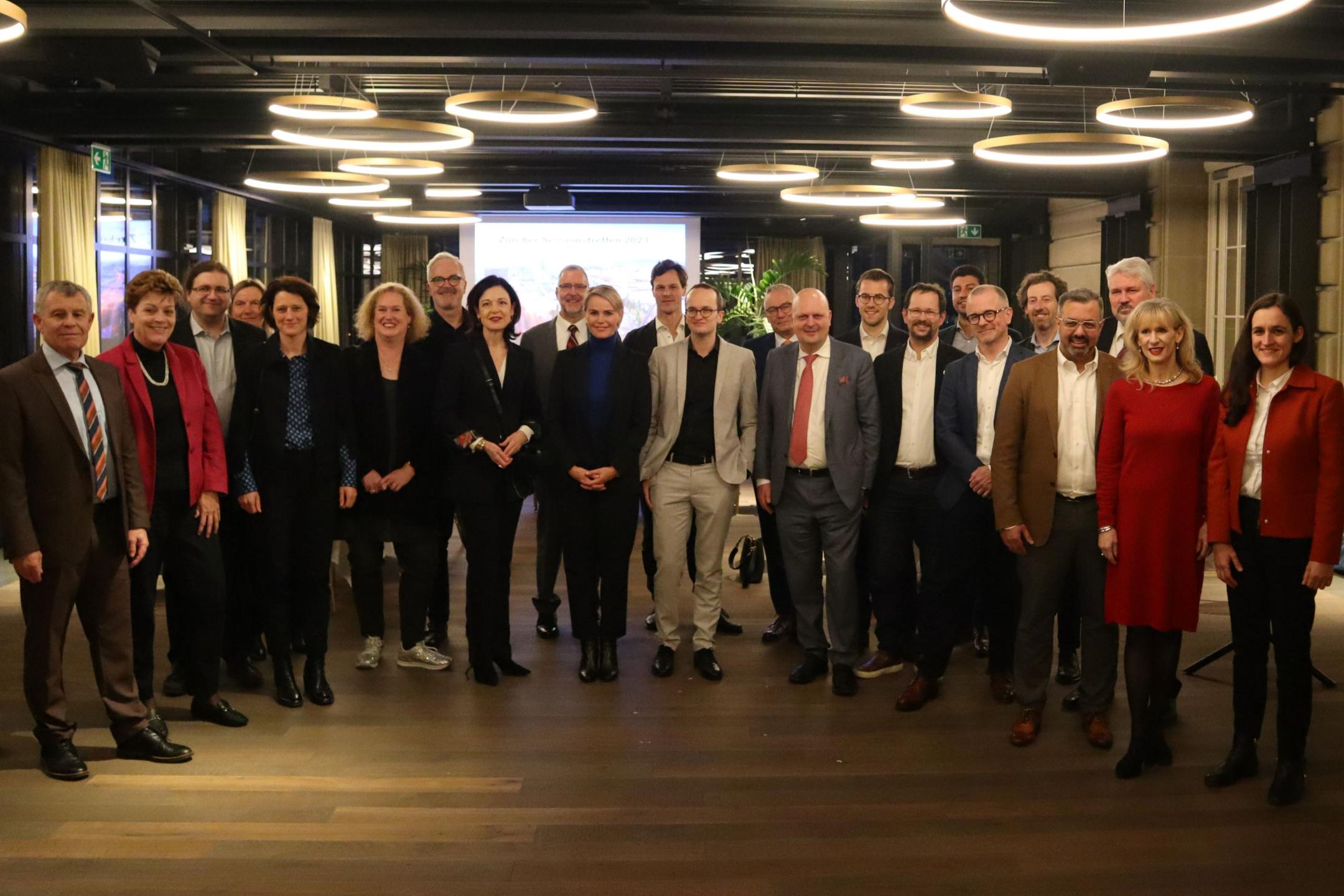 Gruppenfoto am Sessionstreffen mit Mitgliedern des Regierungsrates und der Stadträte von Zürich und Winterthur mit Zürcher Mitgliedern der Bundesversammlung.