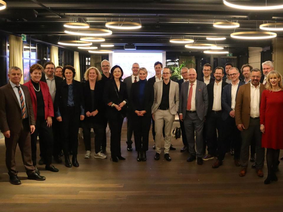 Gruppenfoto am Sessionstreffen mit Mitgliedern des Regierungsrates und der Stadträte von Zürich und Winterthur mit Zürcher Mitgliedern der Bundesversammlung.