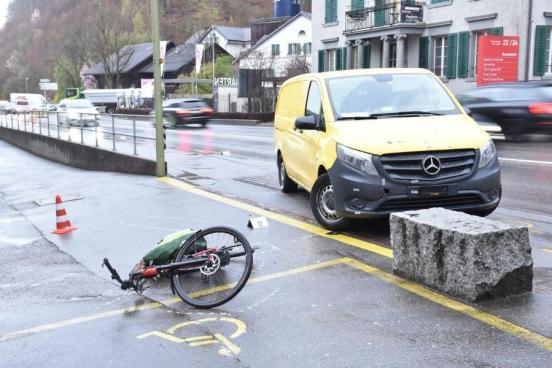 Lieferwagen auf Radweg/Trottoir und ein unfallbeteiligtes Velo am Boden liegend